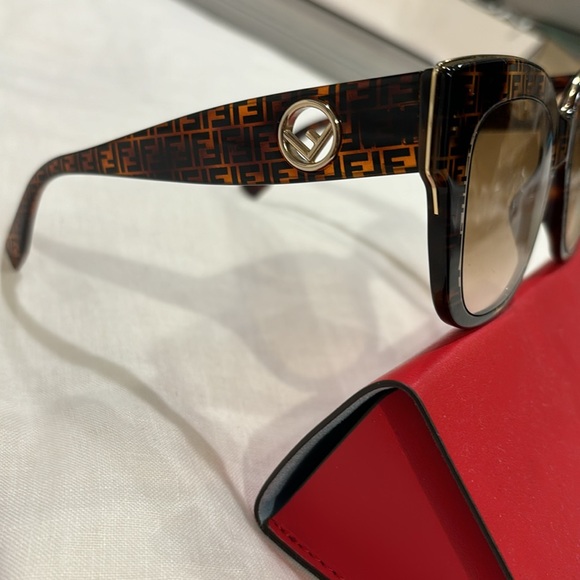 Fendi Sunglasses - Picture 5 of 10
